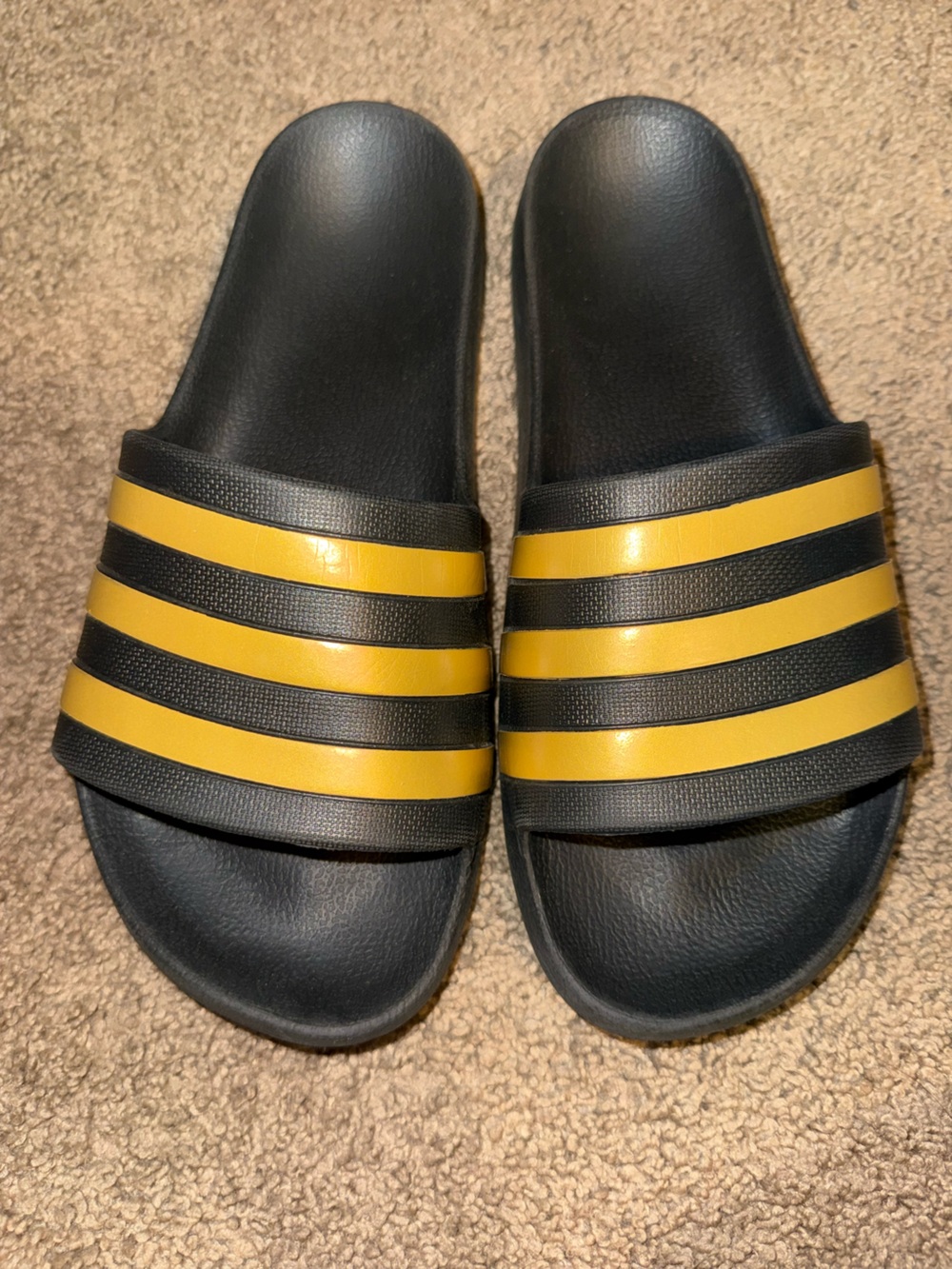 Women’s black and gold adidas slides EUC